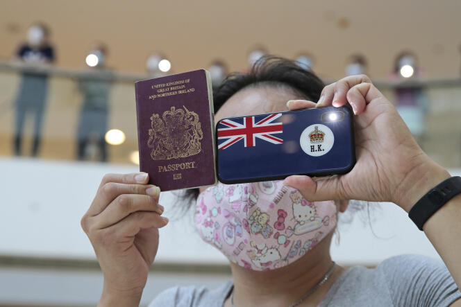 Une manifestante brandit un passeport pour Britanniques d’Outre-mer à Hongkong, le vendredi 29 mai 2020.