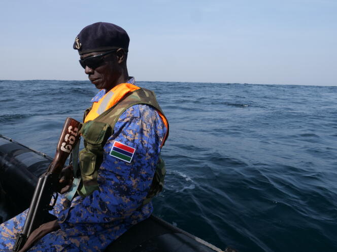 Un garde-côte gambien, depuis un bateau pneumatique, en janvier 2020.