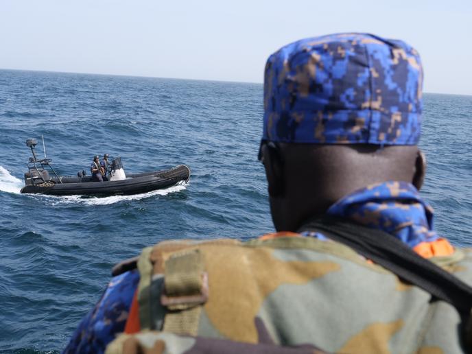Un garde-côtes gambien, depuis le « Bob Barker » de l’ONG Sea Sheperd, en janvier 2020.