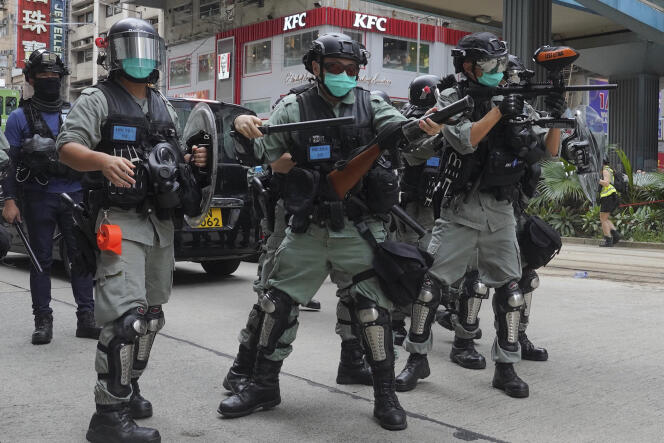 La police tire des gaz lacrymogènes sur des manifestants protestant contre la loi chinoise sur la sécurité nationale, à Hongkong, le 24 mai.