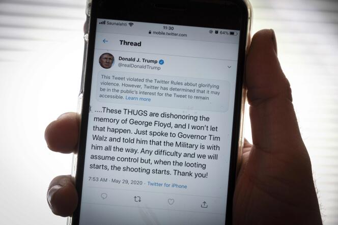 Le message d’avertissement s’affichant au-dessus du tweet de Donald Trump posté vendredi 29 mai, et considéré comme dangereux par Twitter.