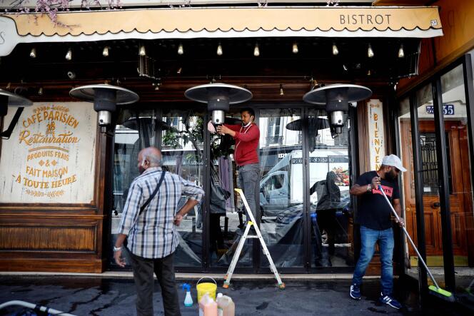 Des employés d’un café parisien préparent la réouverture de leurs terrasses en vue du 2 juin, le vendredi 29 mai.