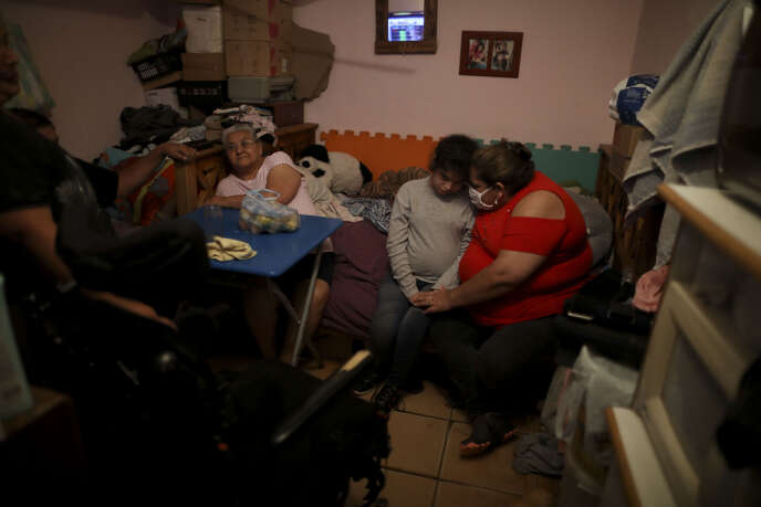 Une mère et sa fille confinées dans la chambre qu’elles partagent avec trois autres personnes, dans un bidonville de Buenos Aires, le 1er mai.