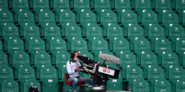Football : les astuces des chaînes de télé pour faire oublier les tribunes vides