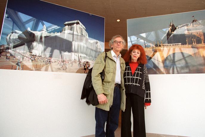 Christo und Jeanne-Claude während einer Ausstellung über ihre Werke in der National Gallery of Art in Washington, USA, am 29. Januar 2002.