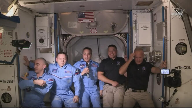 Doug Hurley (à droite) et Bob Behnken (deuxième en partant de la droite) lors de leur arrivée à bord de l’ISS, dimanche 31 mai.
