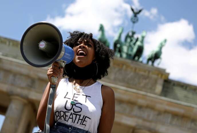 Une manifestante à proximité de l’ambassade des Etats-Unis en Allemagne, à Berlin, le 31 mai.