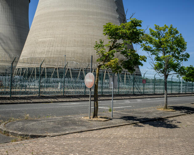 A l’entrée de la centrale nucléaire de Belleville-sur-Loire (Cher), le 27 mai 2020. En arrière-plan, les aéroréfrigérants de la centrale.