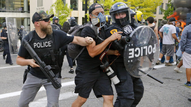 Un photojournaliste est repoussé par la police, lors d’une manifestation contre les violences policières, le 30 mai à Salt Lake City (Utah).