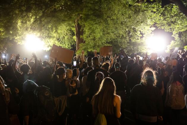 La police a tenté de disperser la foule regroupée devant la Maison Blanche avec des gaz lacrymogènes. Certaines villes des Etats-Unis, dont Washington, ont été mises sous couvre-feu pour maîtriser les émeutes, le 31 mai 2020.