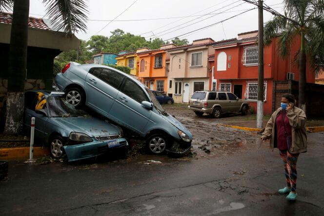 A San Salvador, après le passage de la tempête Amanda, le 31 mai.