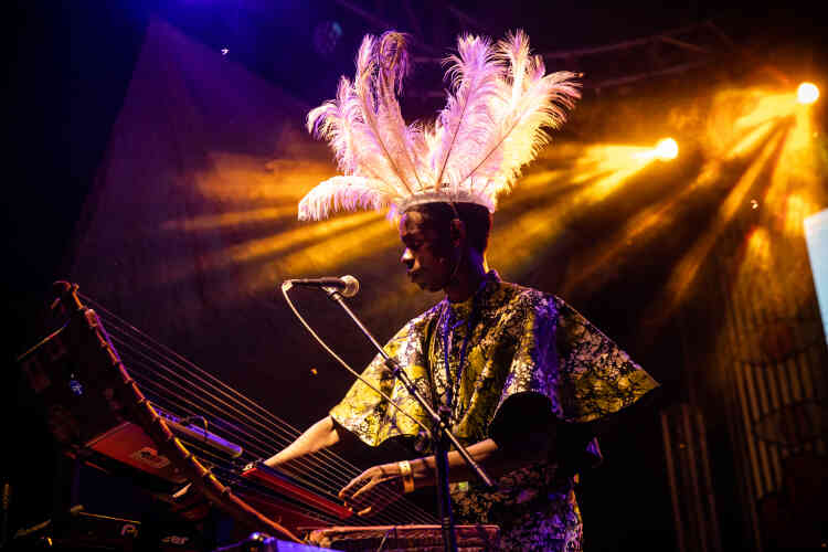 Le musicien ougandais Leo Palayeng, pionnier de l’acholi électronique, sur la scène du festival, en 2019.