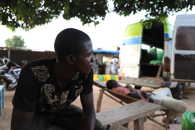 Oumarou, un Burkinabé de 23 ans, est bloqué à Pogo, en Côte d’Ivoire, dans l’attente d’argent pour rejoindre un centre d’orpaillage.