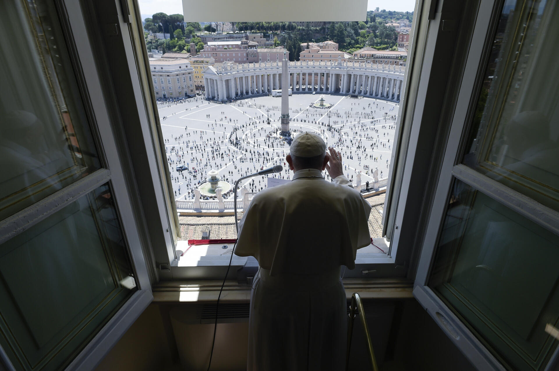 Le pape François s’adresse depuis la fenêtre du palais apostolique aux fidèles de la place Saint-Pierre, au Vatican, le 31 mai.