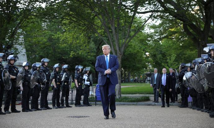 Mort De George Floyd Donald Trump Souhaite Le Deploiement De Milliers De Soldats Lourdement Armes Dans La Capitale