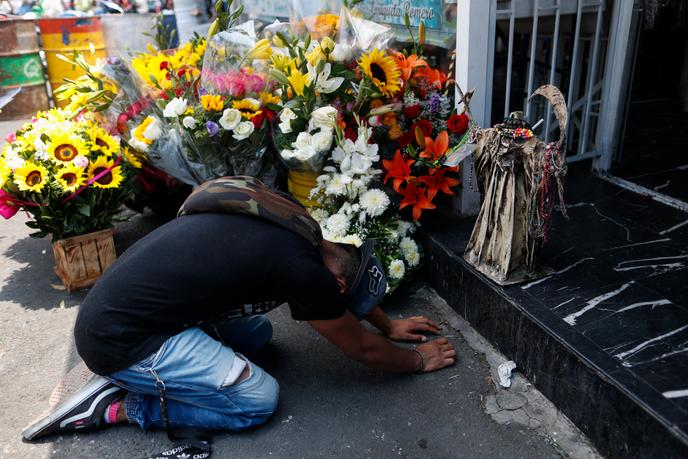 Célébration traditionnelle de la « Santa Muerte », à Mexico, alors que le pays déplore plus de 10 000 décès du Covid-19, lundi 1er juin.