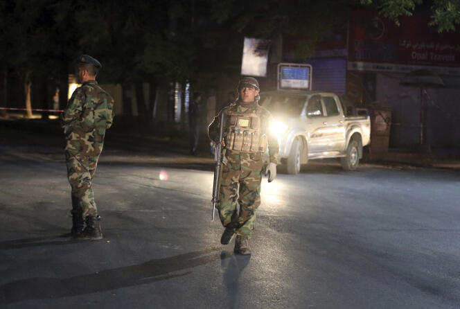 Les forces de sécurité afghanes arrivent sur le site d’un attentat à la bombe dans une mosquée de Kaboul, le 2 juin.