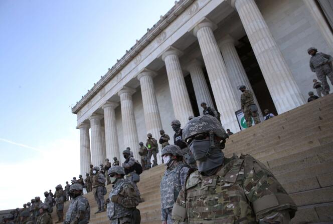Des soldats de la garde nationale devant le Lincoln Memorial, mardi 2 juin à Washington D.C.