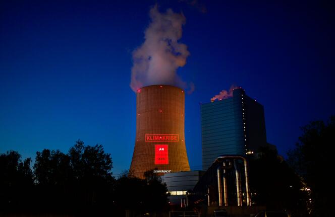 Un slogan contre la crise climatique est projeté par des militants de Greenpeace sur la tour de refroidissement de la centrale Datteln 4, samedi 30 mai.