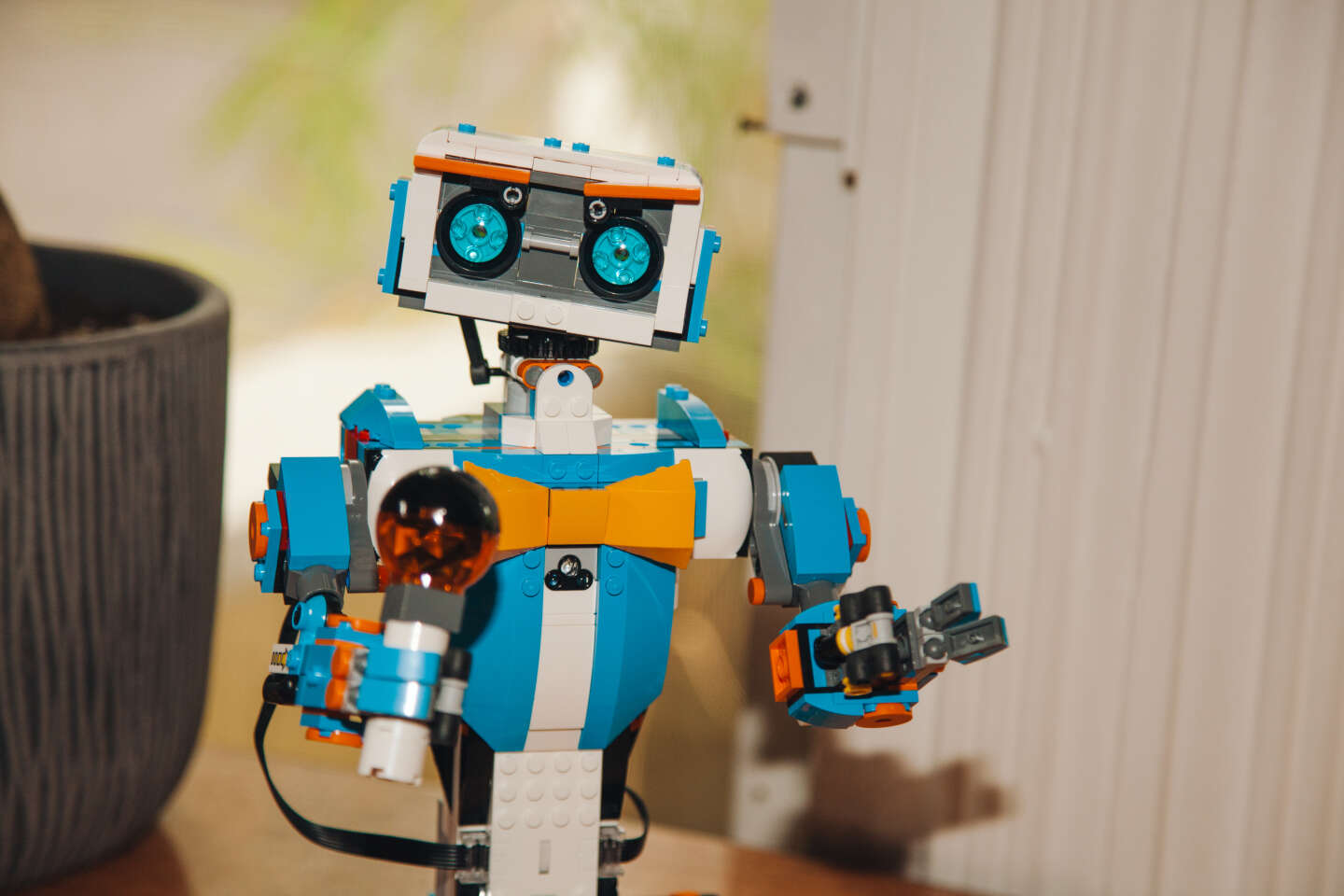 Construction de robot, bricolage pour enfants.