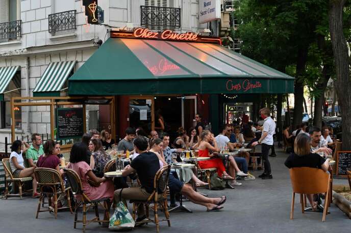 Sur la terrasse du restaurant Chez Ginette, à Paris, le 2 juin.