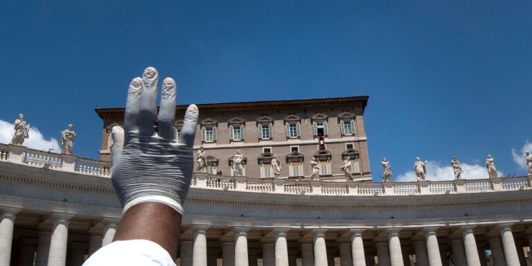 A Nun, wearing a protective glove,  reacts in St. Peter' Square at the Vatican on May 31, 2020, as Pope Francis leads the Regina Coeli prayer from his window for the first time after lockdown which was put into place to curb the spread of the COVID-19 infection, caused by the novel coronavirus.   / AFP / Tiziana FABI

