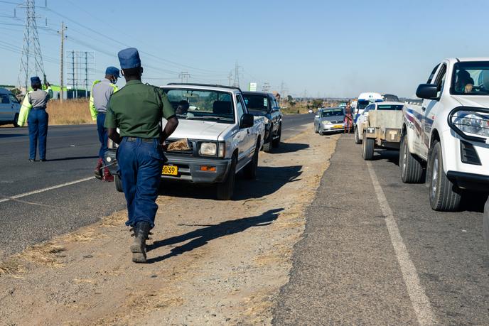 Contrôle routier à Harare, au Zimbabwe, le 2 juin 2020.