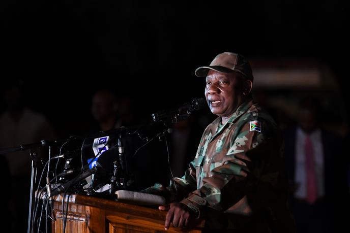 Le président sud-africain, Cyril Ramaphosa, s’adresse à l’armée sur la base militaire de Doornkop, à Soweto, le 26 mars 2020.
