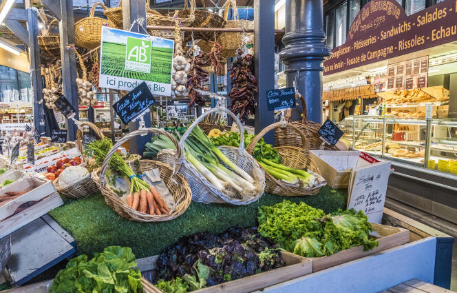 Etal de produits bio sur un marché couvert d’Albi (Tarn).
