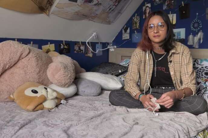 Lisa, 17 ans, souffre de phobie scolaire depuis huit mois.