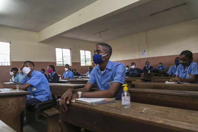 Dans un collège à Yaoundé, le 1er juin, jour de réouverture des établissements scolaires au Cameroun.