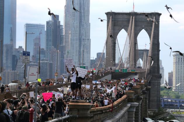 Les participants ont ensuite emprunté le pont de Brooklyn, défilant en direction de Manhattan.