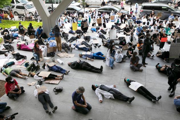 Ailleurs à Brooklyn, des membres du personnel de l’hôpital Kings County se sont allongés pendant plusieurs minutes devant l’établissement pour rendre hommage à George Floyd.