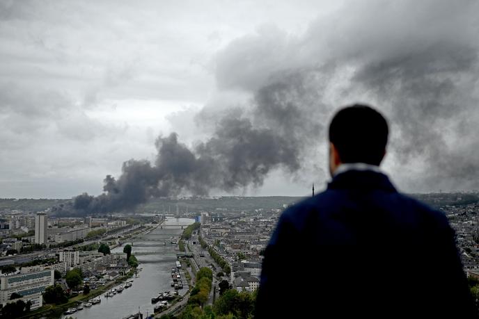 A Rouen, face à l’incendie de l’usine Lubrizol, le 26 setembre 2019.