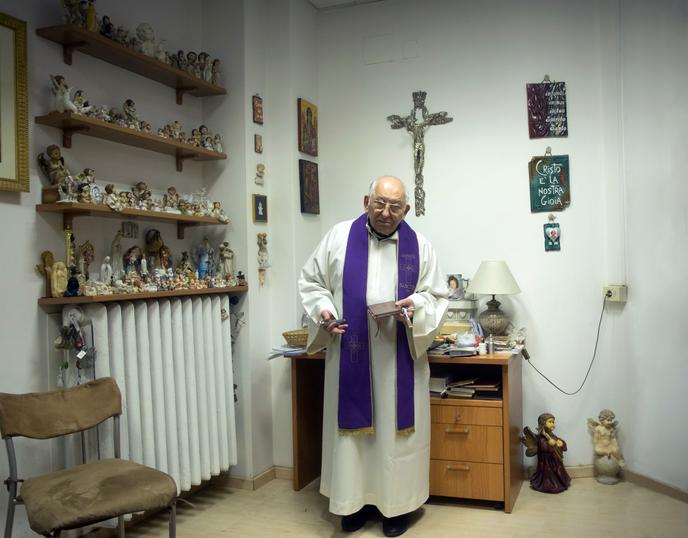 Portrait du Père Vincenzo Taraborelli, exorciste, dans l’église Santa Maria in Traspontina.