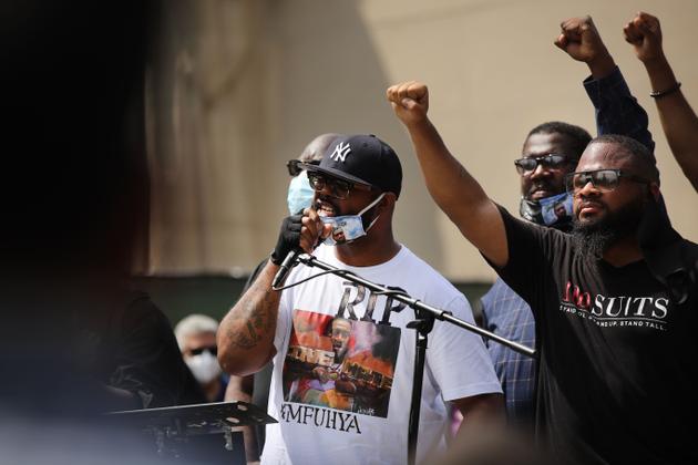 « Vous n’êtes pas seul ! », a scandé La foule, nombreuse avant que Terrence Floyd, le frère de George Floyd, portant un masque et un tee-shirt à son effigie, ne les remercie pour leur soutien. « Je remercie Dieu que vous ayez tous montré votre amour à mon frère », a-t-il déclaré.