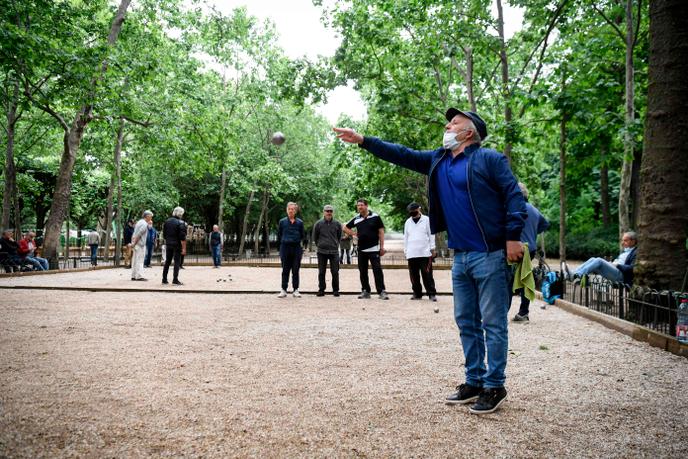 Partie de pétanque au jardin du Luxembourg, à Paris le 4 juin 2020.