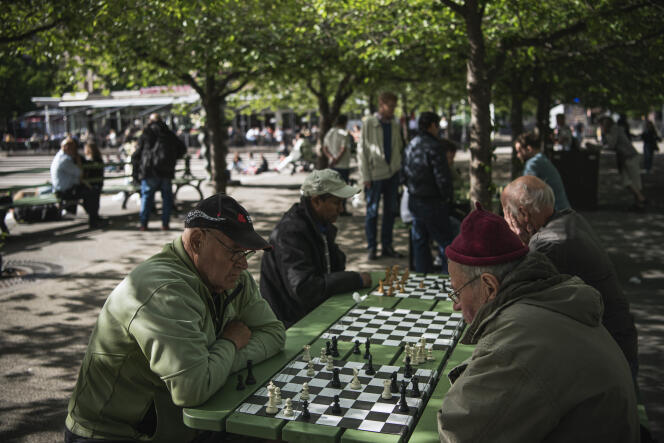 Des joueurs d’échecs dans un jardin public de Stockholm, le 29 mai.