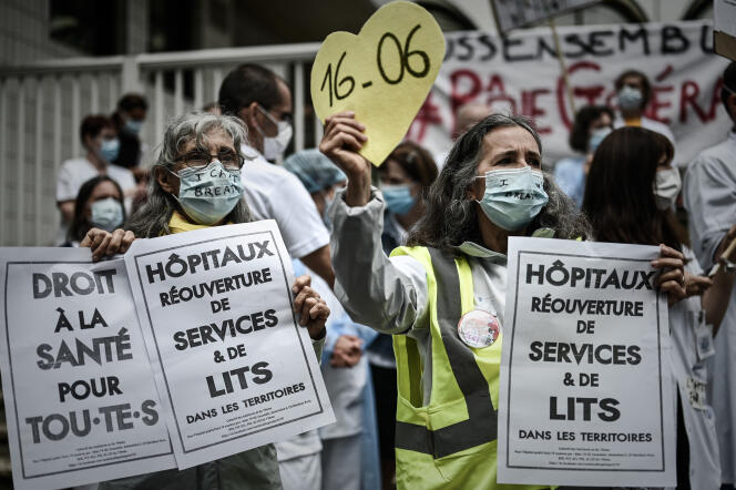 A Paris, entre 200 et 300 personnes, dont des infirmiers et médecins en blouse blanche, se sont réunies jeudi 4 juin pour réclamer plus de moyens pour les soignants.