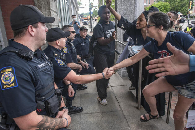 Les policiers d’Auburn, dans le Maine, ont serré la main de manifestants, un genou à terre.