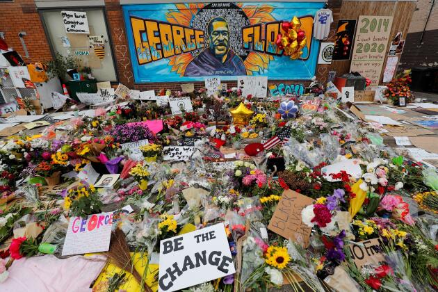 Toujours à Minneapolis, la foule avait laissé de nombreux bouquets de fleurs et messages sous une fresque à la mémoire de George Floyd, sur le lieu de son arrestation.