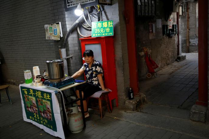«  Au cours des dernières semaines, plusieurs municipalités chinoises ont assoupli leurs règles. Fruits, chaussettes et raviolis sont réapparus sur les trottoirs » (Vendeur de rue à Pékin, le 5 juin).