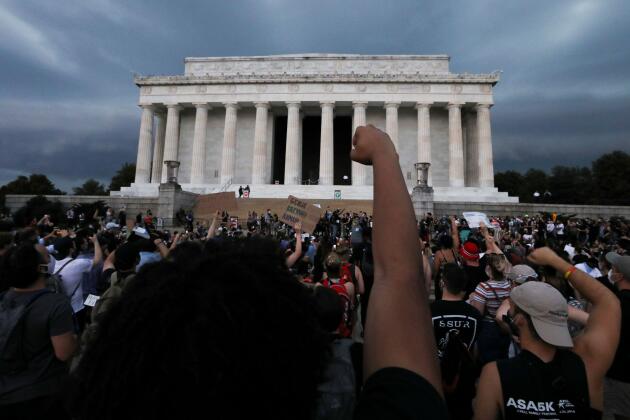 A Washington, la capitale fédérale, des manifestants se sont rassemblés au Lincoln Memorial.