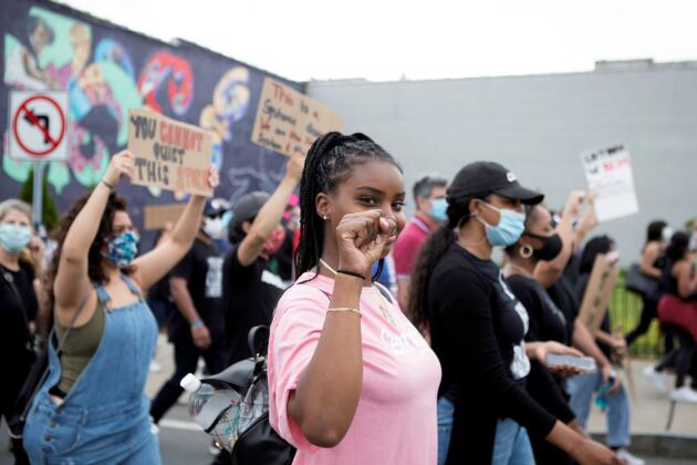 A New Rochelle, dans l’Etat de New York, une jeune femme levait le poing en signe de contestation contre les violences policières.