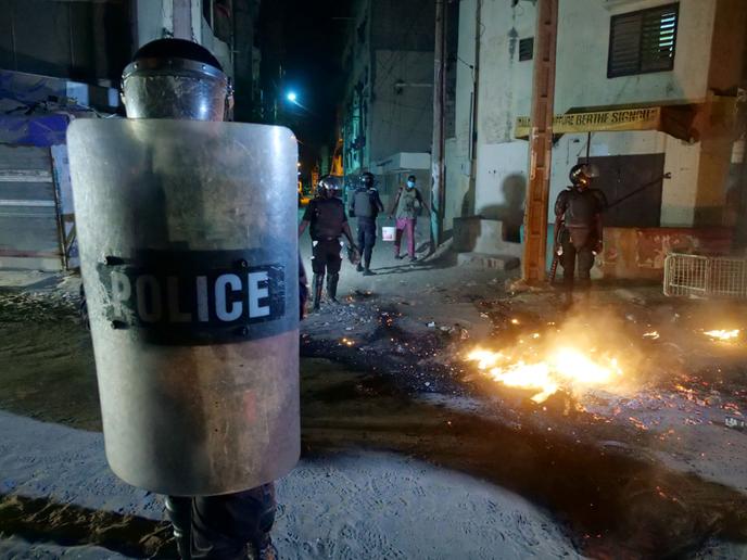 La police anti-émeutes sécurise le périmètre lors d’une manifestation contre les mesures de restriction liées au Covid-19, à Dakar, le 4 juin.