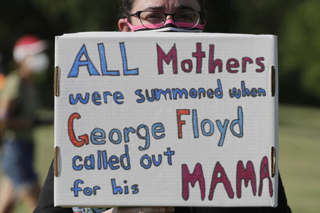 « Toutes les mères ont été convoquées quand George Floyd a réclamé sa maman », est-il écrit sur la pancarte de cette manifestante de Buffalo Grove, dans l’Illinois. Une référence à l’arrestation de la victime durant laquelle il avait appelé « mama, mama » lorsqu’il était pressé à terre par le genou d’un policier.