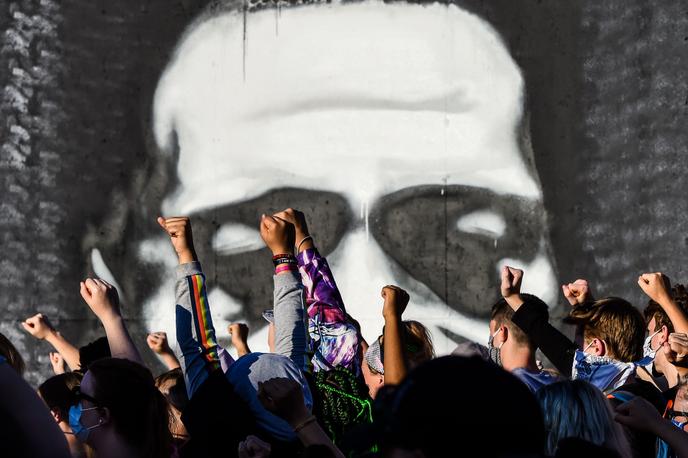 Des manifestants brandissent leurs poings devant un portrait en honneur de  George Floyd, le 4 juin, 2020 à Minneapolis, Minnesota, Etats-Unis.