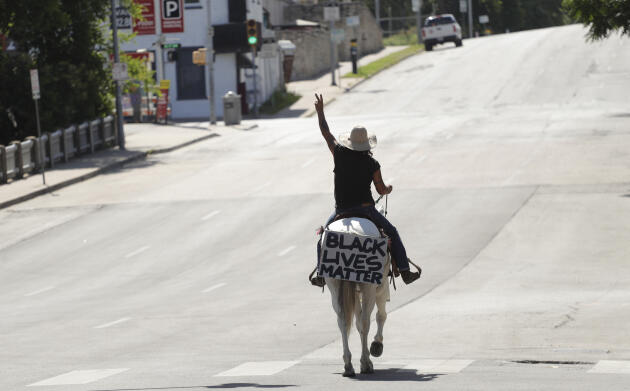 A Austin, au Texas, le chanteur Samuel Greyhorse a défilé dans le centre-ville, sur son cheval Tex.