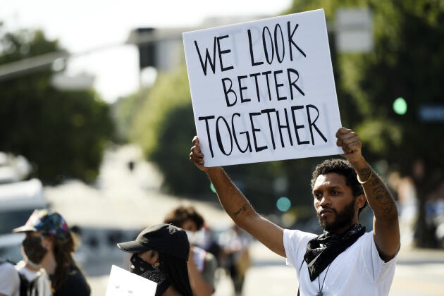 A Los Angeles, un manifestant brandissait une pancarte « We look better together » (on est plus beaux ensemble) devant le commissariat central de la police.