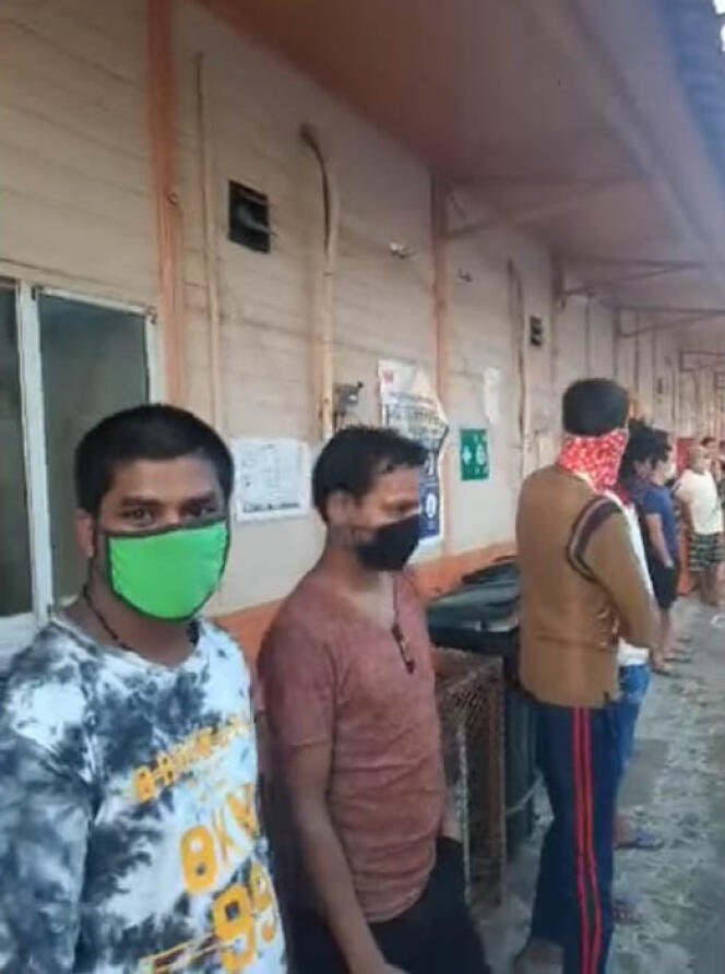 Captures écran d’une vidéo postée en mai par un employé d’Altrad montrant des travailleurs migrants rassemblés dans un camp en bordure d’Abou Dhabi.